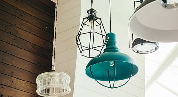 Подвесные, потолочные светильники или люстры: какое освещение выбрать